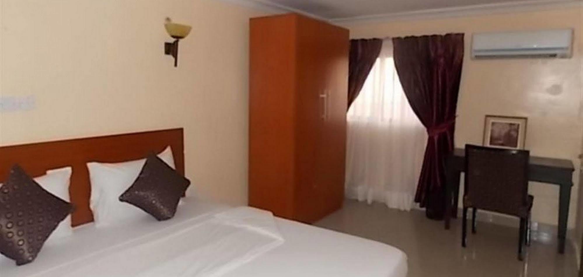 Crown Cottage Hotel Ikeja Exterior photo