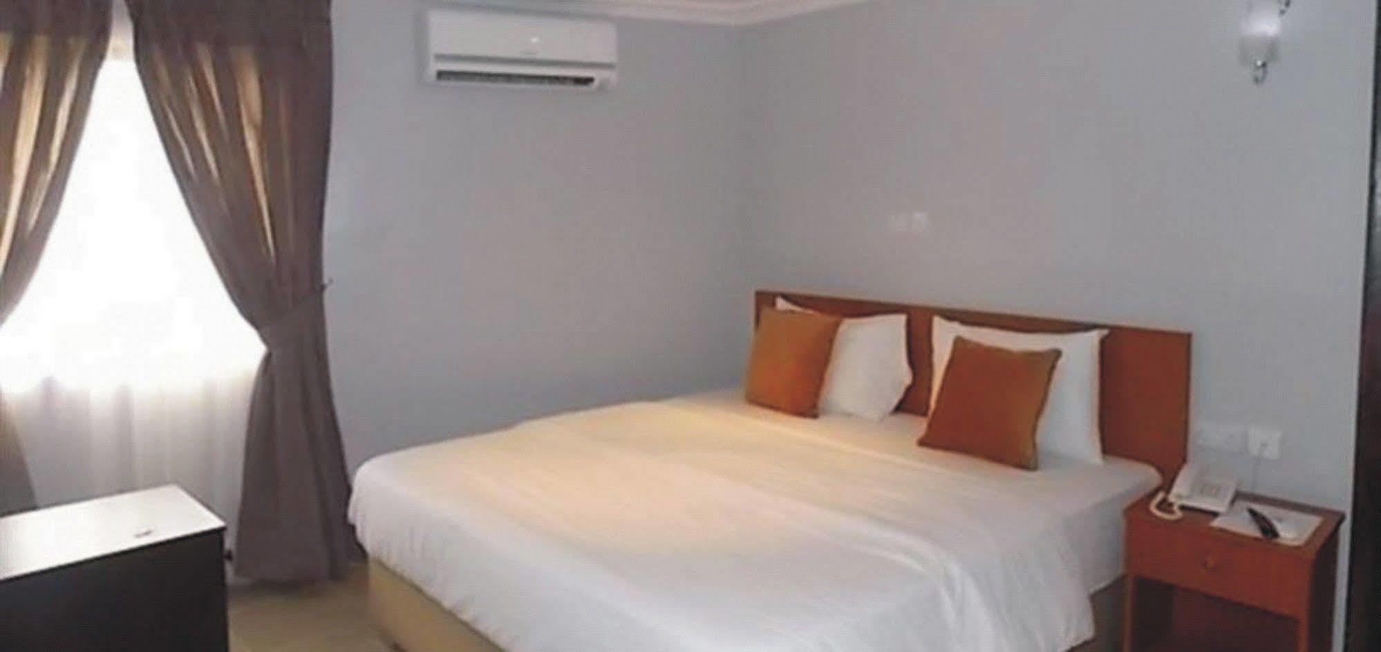 Crown Cottage Hotel Ikeja Exterior photo